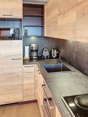 Fridge, microwave, oven, dishwasher - 300m from ski slopes, 2nd floor, balcony, tv, ski locker, 35m², La Rosière (La Rosière Montvalezan)