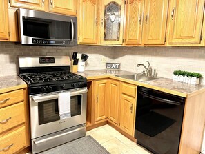 Frigorifero, microonde, forno, piano cottura