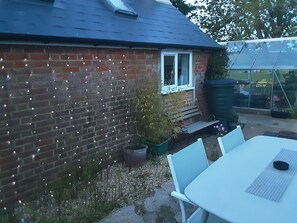 Outdoor dining - Tiny cottage for couples in the country (Ningwood)