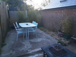 Outdoor dining - Tiny cottage for couples in the country (Ningwood)
