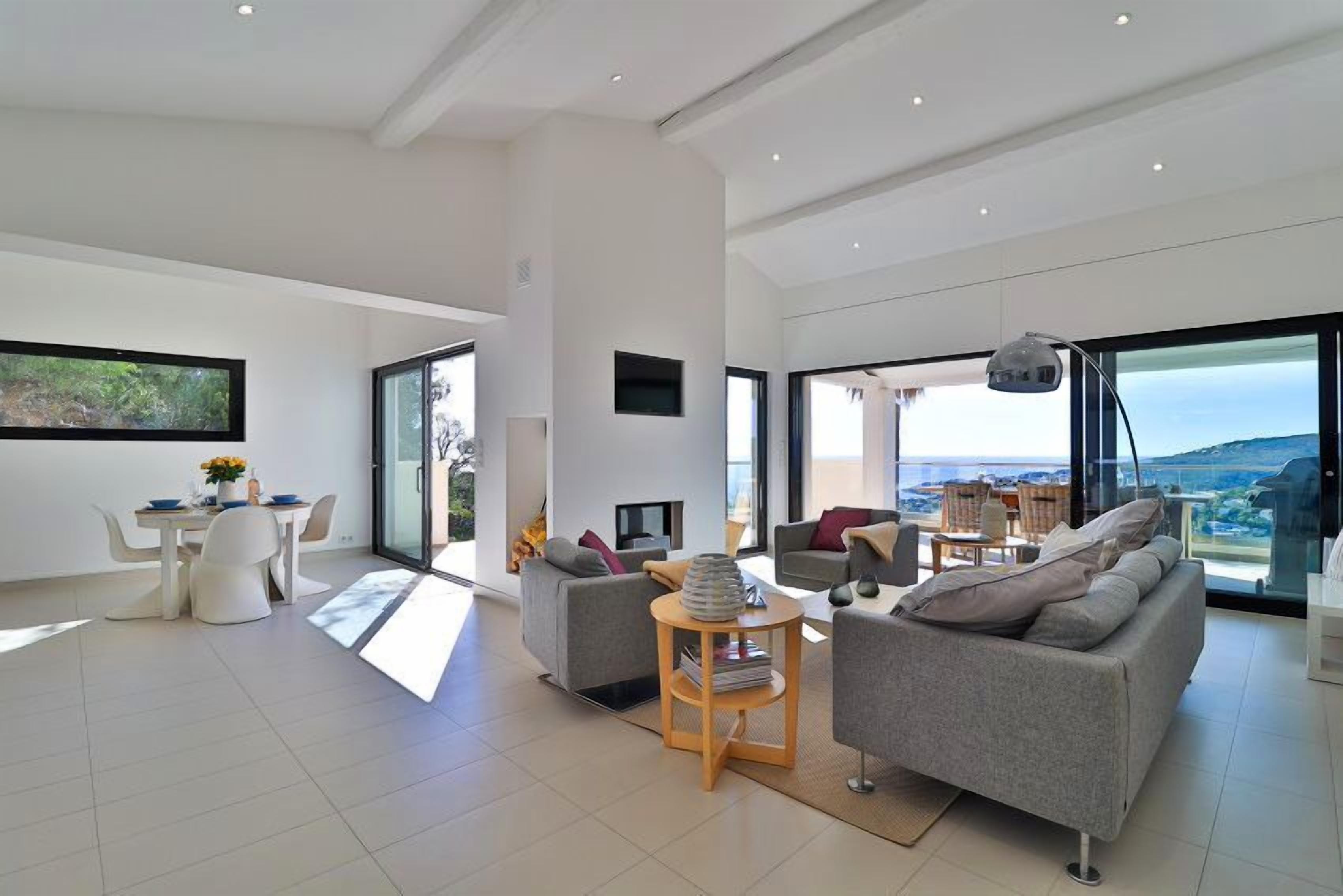 Fernseher, Kamin, DVD-Player