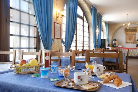 Desayuno buffet diario (EUR 13.9 por persona)