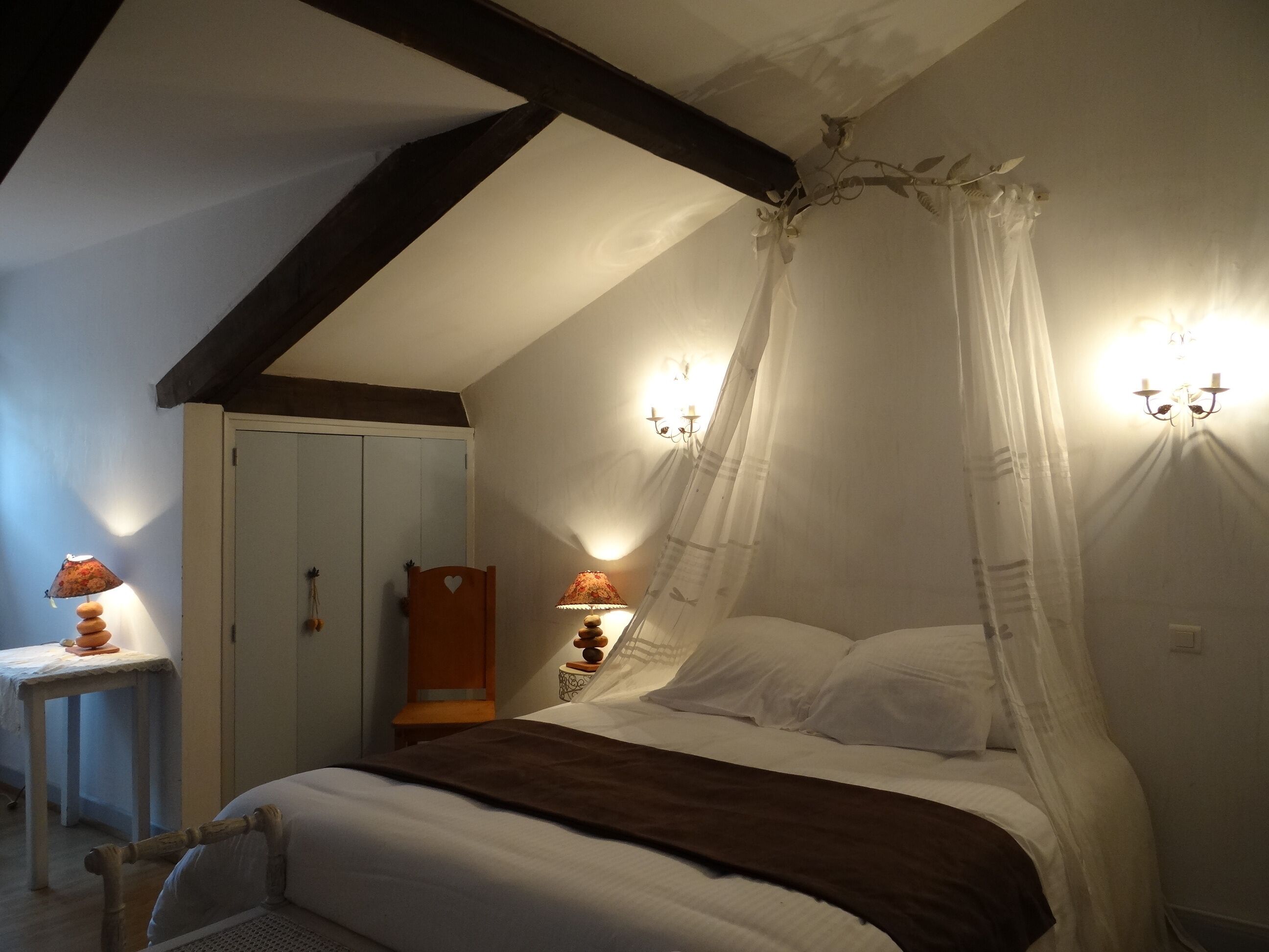 Desk, soundproofing, free WiFi, bed sheets