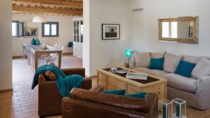 Una televisión, una chimenea, una mesa de tenis de mesa