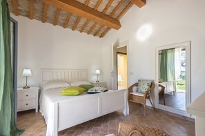 6 slaapkamers, een strijkplank/strijkijzer, reisbedje, gratis wifi