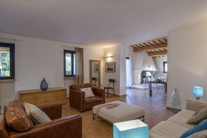 Una televisión, una chimenea, una mesa de tenis de mesa