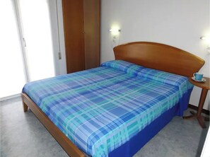 2 bedrooms, in-room safe, bed sheets
