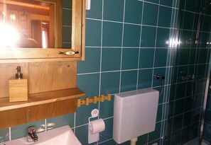 Familienapartment, Mehrere Betten, zum Garten hin (Alpine Apt Melanija Private Ski Area) | Badezimmer
