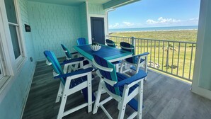 Outdoor dining - Seas The Day-Front Row-Beach Front-Next to Beach Club-3BD/2BA. Sleeps 8 (Galveston)