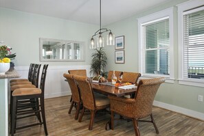Dining - Seas The Day-Front Row-Beach Front-Next to Beach Club-3BD/2BA. Sleeps 8 (Galveston)