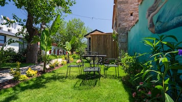 Bangalô clássico | Área de estar | Smart TV 30 polegadas com canais via satélite, TV