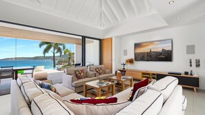 Télévision, jeux vidéo, lecteur de DVD, chaîne hi-fi