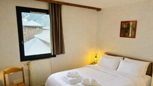 2 bedrooms, WiFi, bed sheets - Nice flat with balcony view Mont Blanc | Parking (Chamonix-Mont-Blanc)