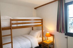 2 bedrooms, WiFi, bed sheets - Nice flat with balcony view Mont Blanc | Parking (Chamonix-Mont-Blanc)