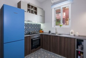 Ofen, Herdplatte, Geschirrspüler, Wasserkocher mit Kaffee-/Teezubehör