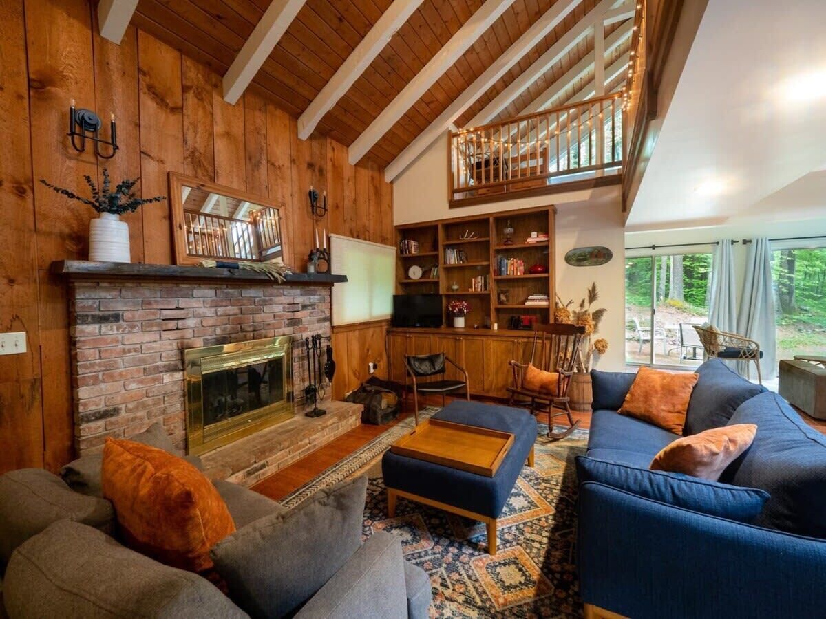 Loft Style Cabin In West Stockbridge, Book Now!