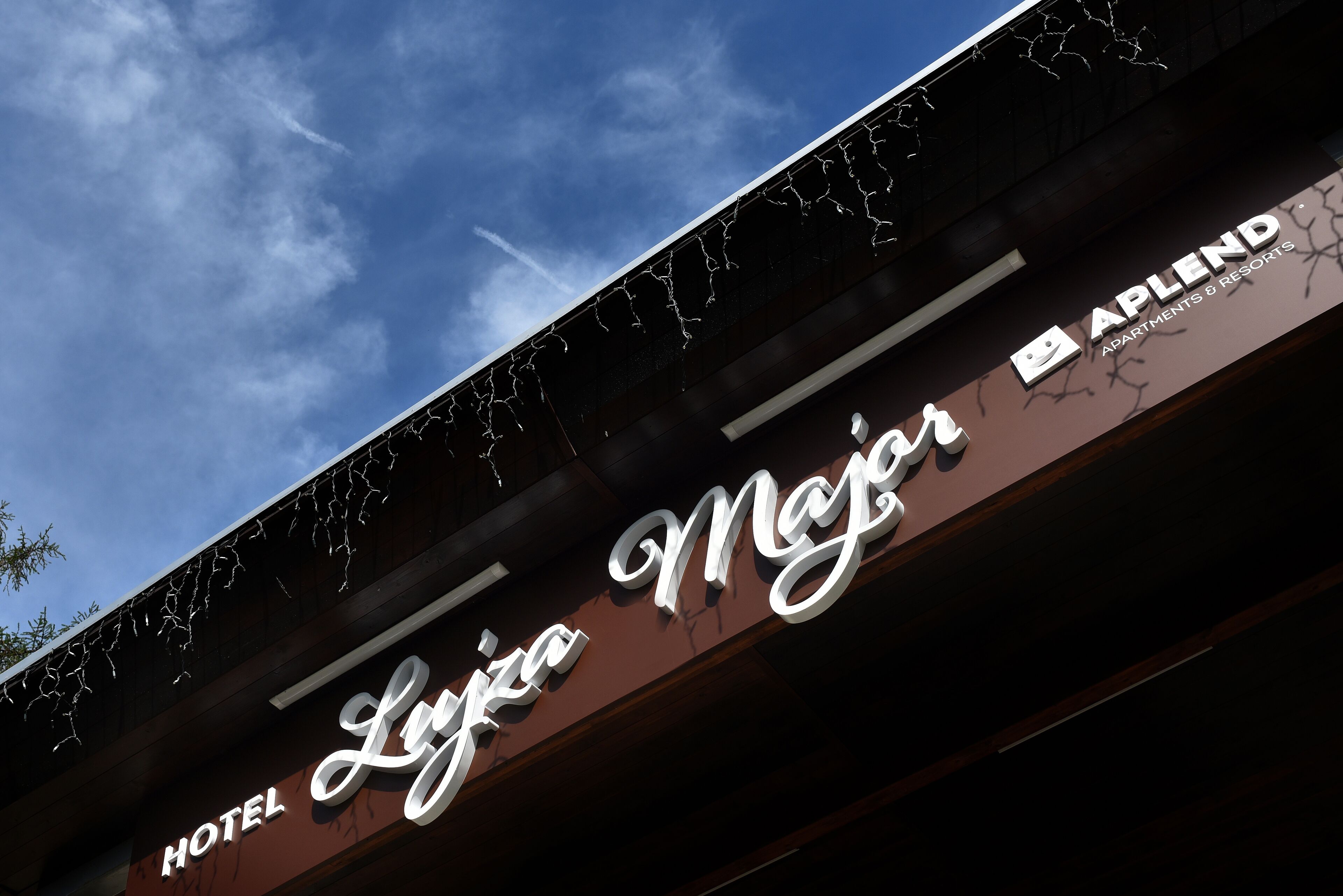 A hotel sign with the name 'Hotel Lycae Major' and 'APPLAND' branding.
