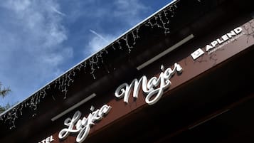 A hotel sign with the name 'Hotel Lycae Major' and 'APPLAND' branding.