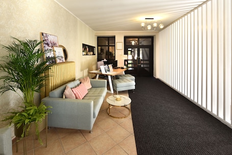 Reception. APLEND Hotel Lujza Major