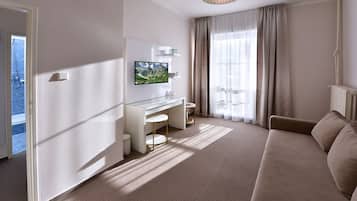 Habitación estándar | Área de sala de estar | Televisión LED de 82 cm con canales vía satélite y televisión