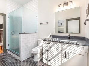 Hair dryer, towels - Waldburg Manor | Pet Friendly, Historic Savannah! (Savannah)