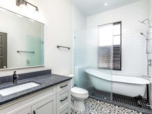 Hair dryer, towels - Waldburg Manor | Pet Friendly, Historic Savannah! (Savannah)
