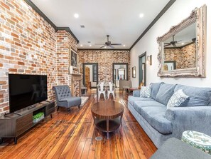 Smart TV y chimenea