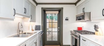 Waldburg Manor | Pet Friendly, Historic Savannah!