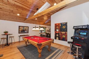 Games room - Elk Lodge + Hot Tub + Game Room (Big Bear Lake)