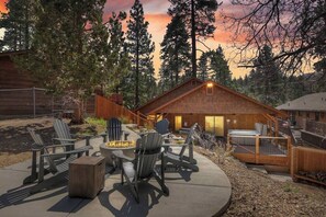 Outdoor spa tub - Elk Lodge + Hot Tub + Game Room (Big Bear Lake)