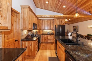 Fridge, microwave, oven, dishwasher - Elk Lodge + Hot Tub + Game Room (Big Bear Lake)