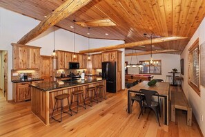 Fridge, microwave, oven, dishwasher - Elk Lodge + Hot Tub + Game Room (Big Bear Lake)