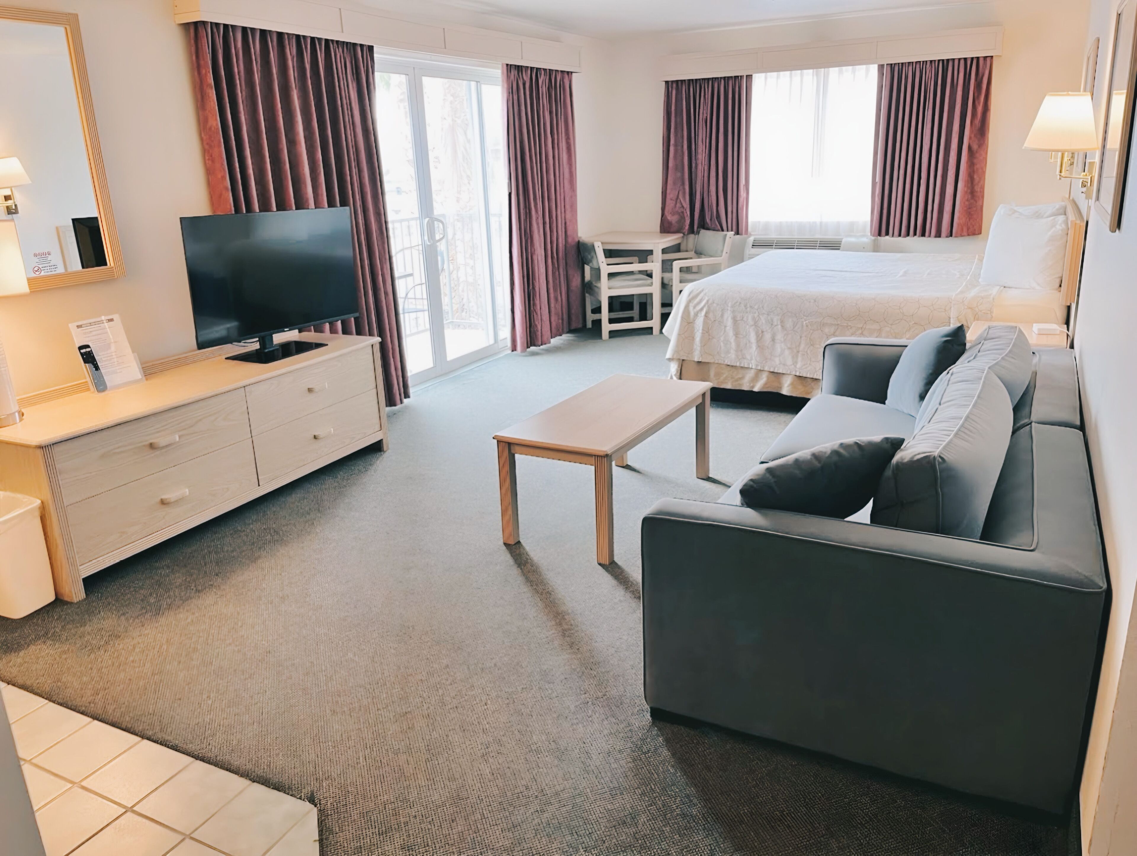 deluxe king suite | desk, laptop workspace, iron/ironing board, free wifi