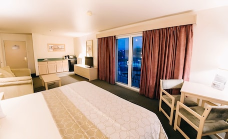 Deluxe King Suite | Free WiFi, bed sheets. North Shore Inn