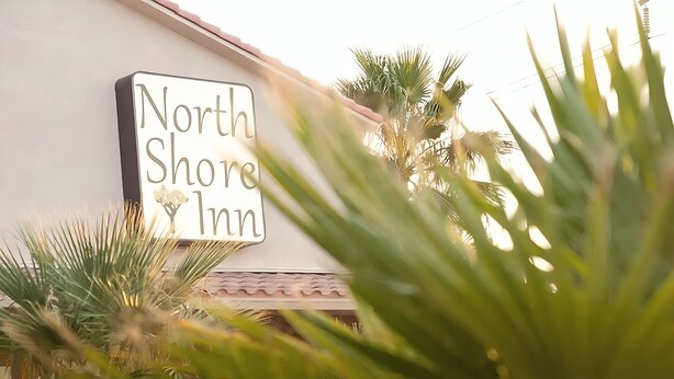 A sign for North Shore Inn. - North Shore Inn (Overton)