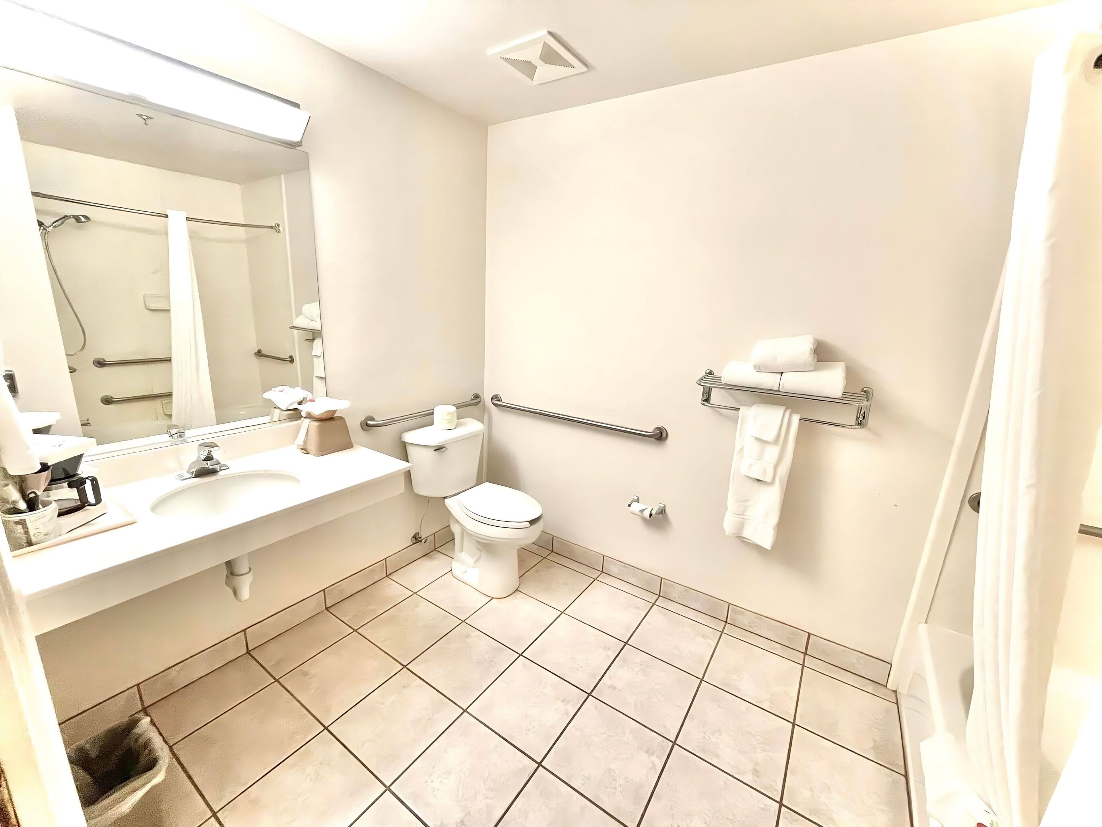 deluxe king suite | bathroom | combined shower/bathtub, hair dryer, towels, soap