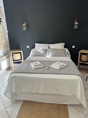 3 soverom, skrivebord, strykejern/-brett og reiseseng for barn