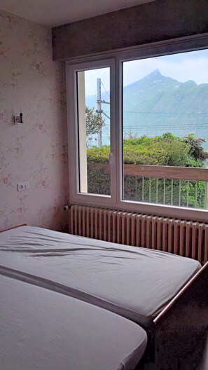 2 bedrooms, iron/ironing board, travel cot - Sublime by the lake 20 minutes from the ski slopes (Brison-Saint-Innocent)