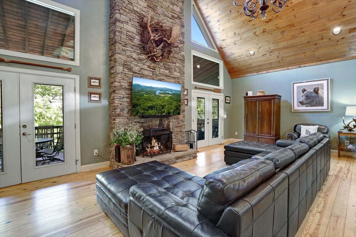 Televisio, takka, pöytätennispöytä, kirjoja