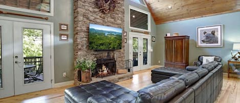 تلفزيون، مدفأة، تنس طاولة، كُتُب