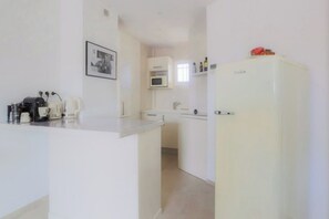 Een koelkast, een microgolfoven, een kookplaat, een vaatwasser