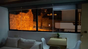 Comfort Studio | In-room dining