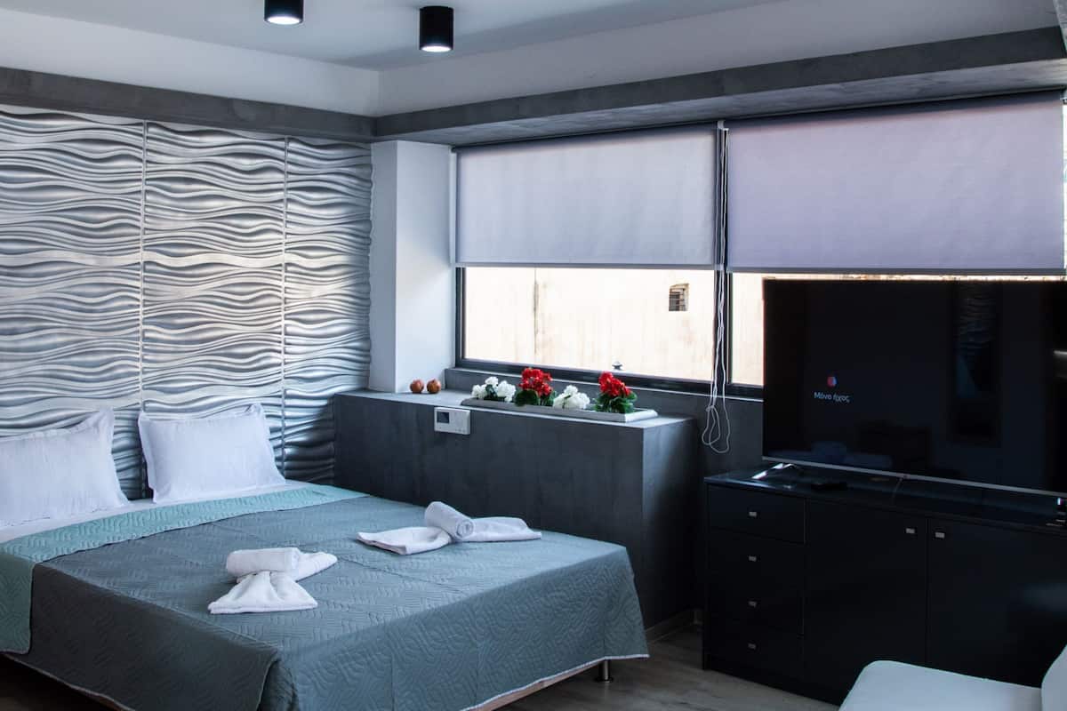 Comfort Studio | In-room safe, laptop workspace, soundproofing, iron/ironing board