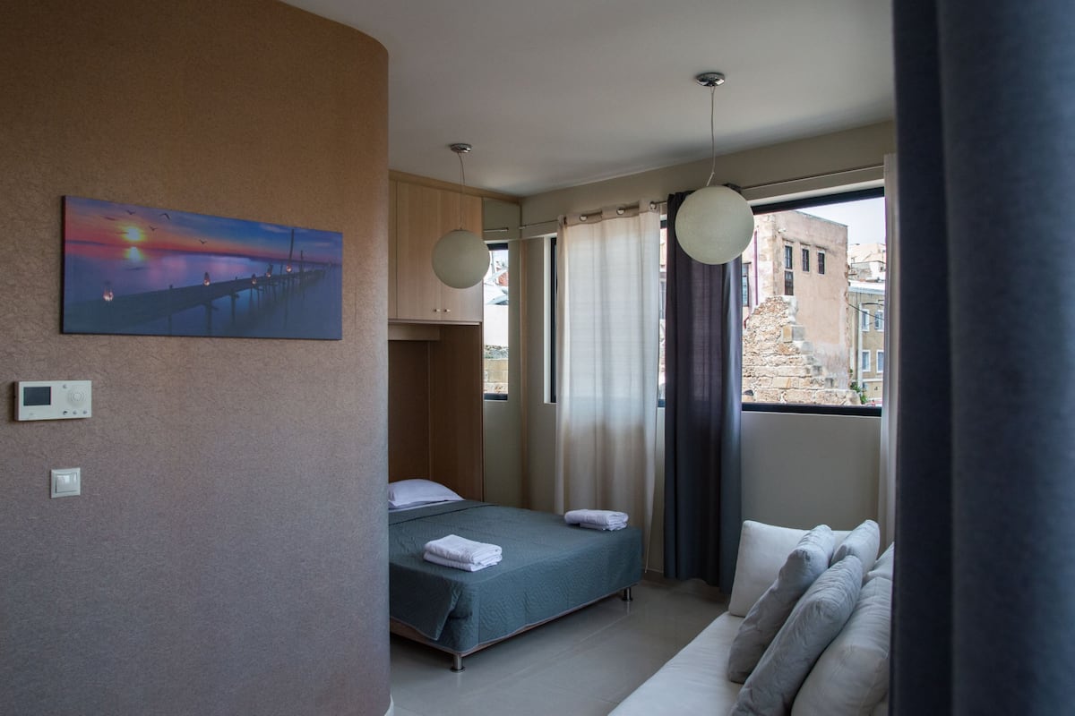 Design Studio | In-room safe, laptop workspace, soundproofing, iron/ironing board