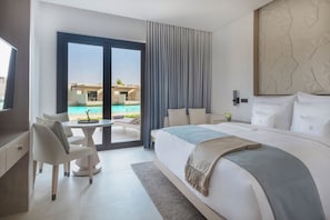 Une chambre d’hôtel moderne avec un grand lit, un bureau et une vue sur une piscine.