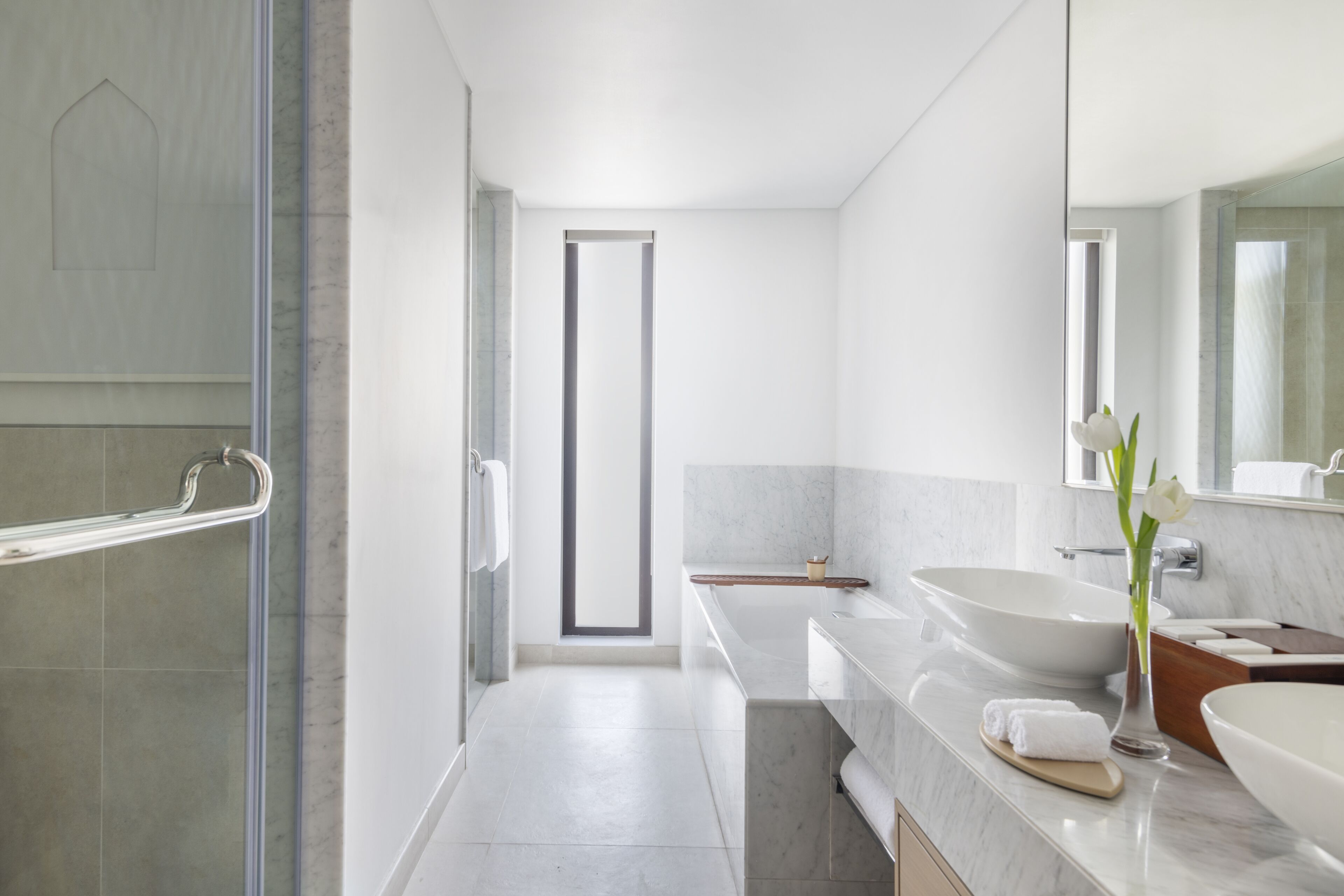 Separate bathtub and shower, deep-soaking bathtub, rainfall showerhead