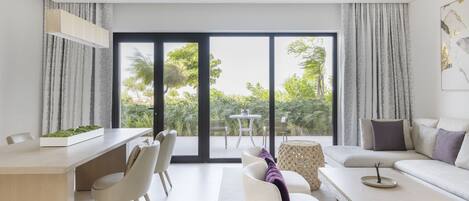 Smart-tv, een tafeltennistafel, speelgoed en boeken