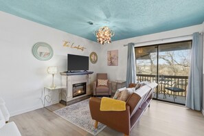 Smart TV, fireplace - Stay & Play Golf Package, 2 Pools and Hot Tub, Great Views, Near Lakes (Branson)