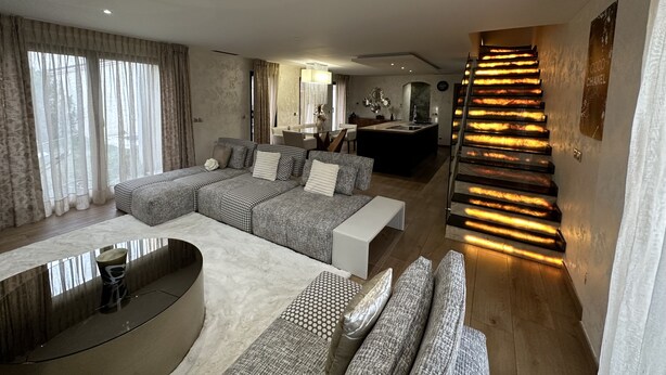A modern living room with a sofa set, a dining area, and a kitchen in the background. - Villa design swimming pool Avignon festival (Avignon)