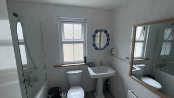 Standard Double Room | Bathroom
